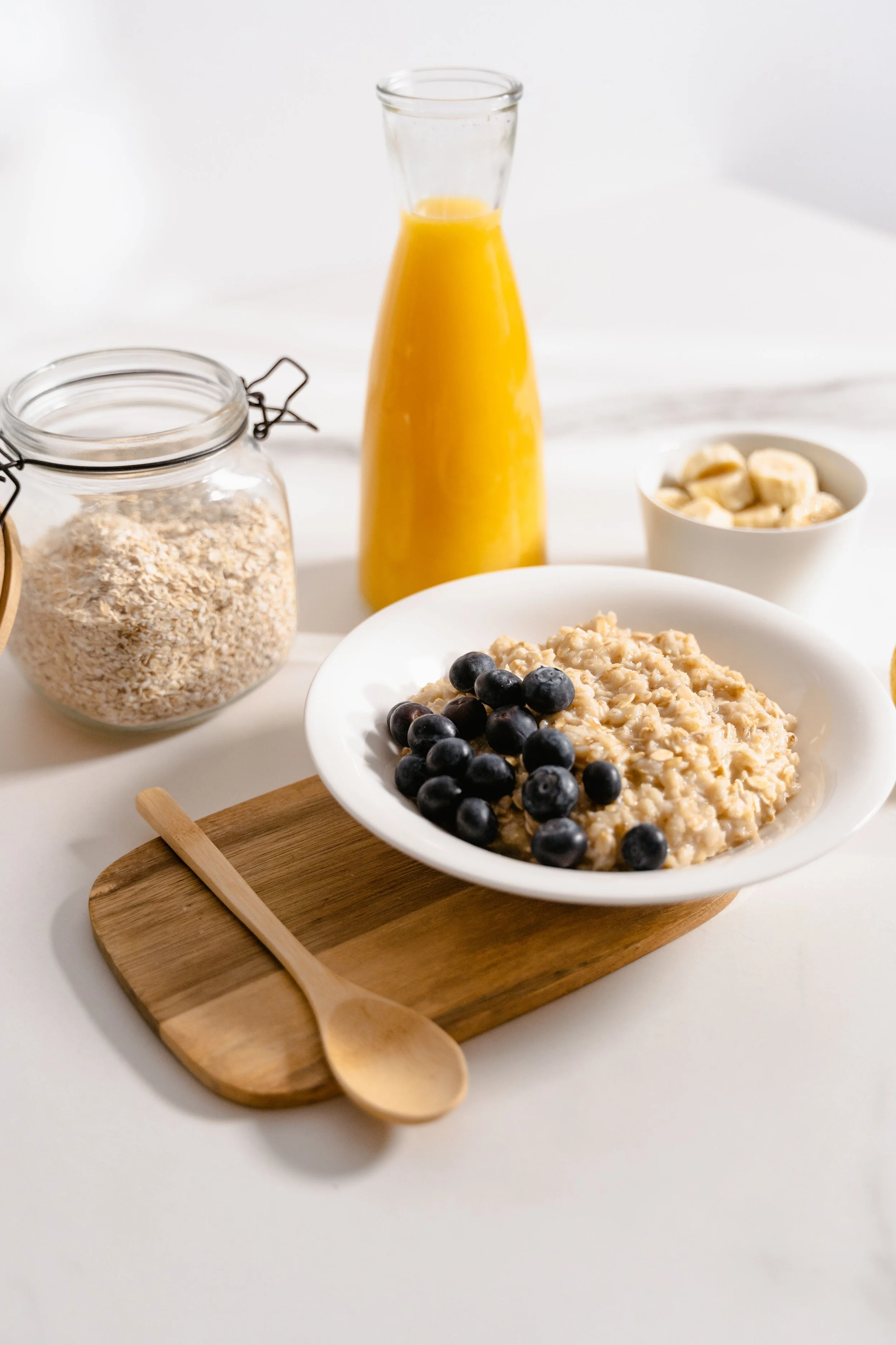 Oatmeal with blueberries, sliced banana, and oats, high-fiber foods for gut health