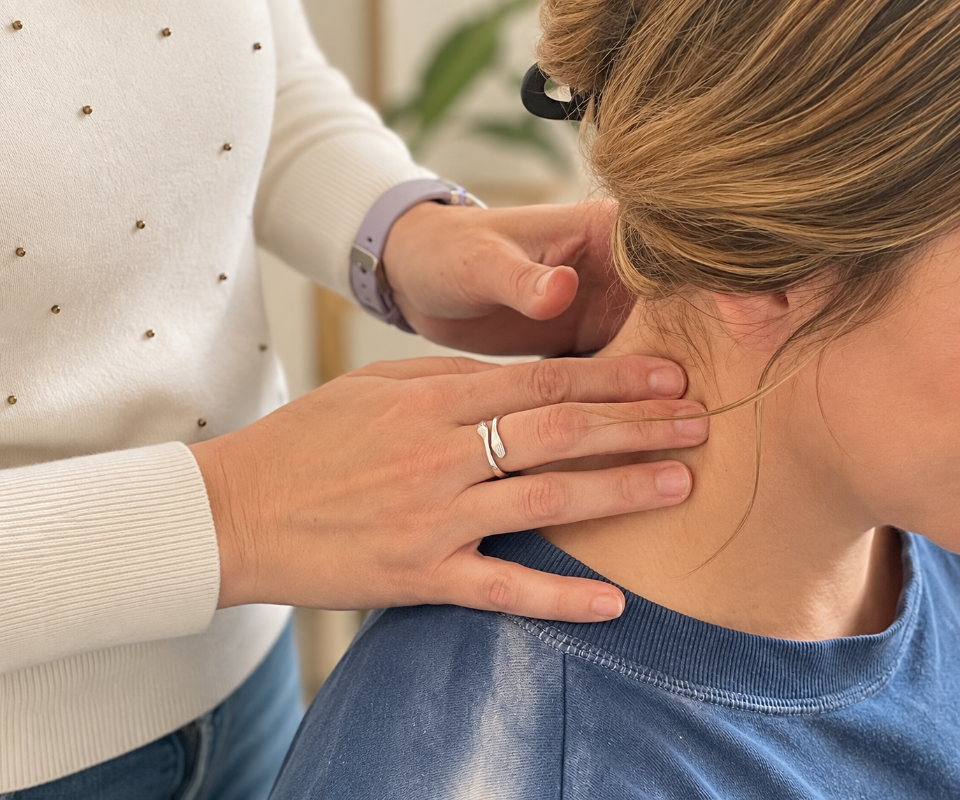 Registered Acupuncturist Tara Akuna assessing a patient’s neck and shoulder pain in Waterloo