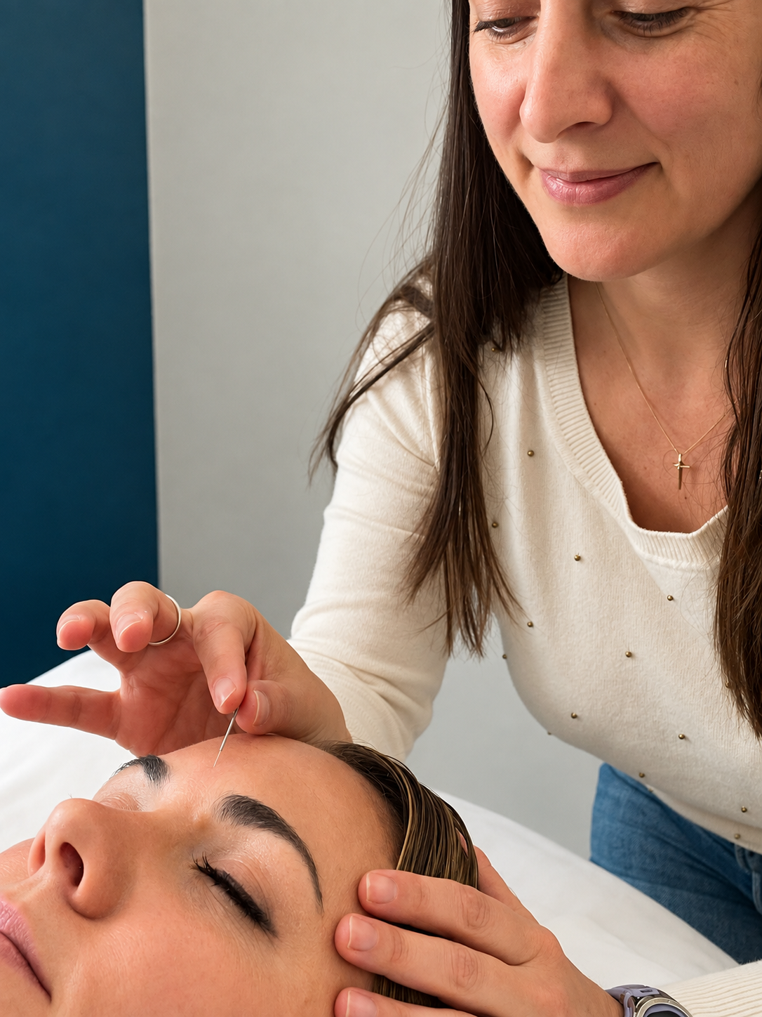 Tara Akuna providing acupuncture treatment for headaches and migraines in Waterloo