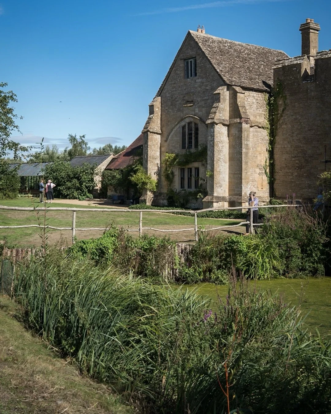 National Garden Scheme open day at Ham Court, Bampton, Oxfordshire. The very beautiful home and garden of @matthewricewatercolours 

This is a truly charming English country garden. Never let it be said that I&rsquo;m not a huge fan of a green house 