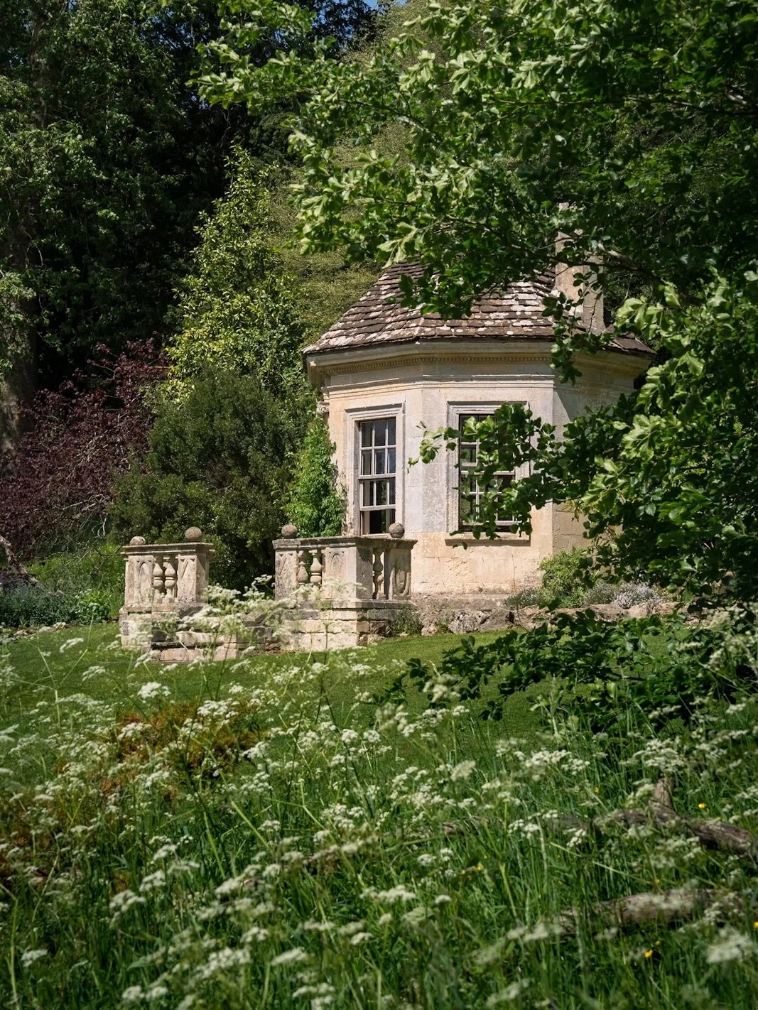 It&rsquo;s hard not to love @ifordmanor and this visit was no exception. On a scorching hot day (there&rsquo;s been a lot of them, huh?) @karen.messenger and I made the most of the wonderfully cooling mature trees of this charming Harold Peto designe