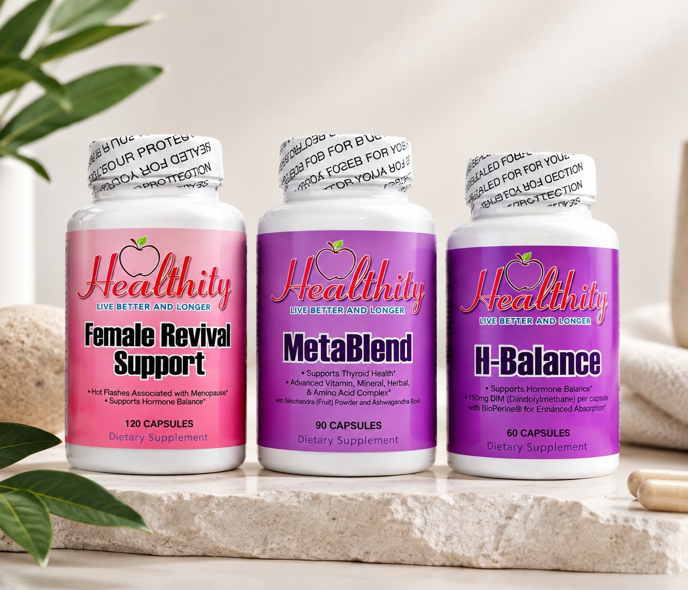 Tres frascos de suplementos dietéticos de la marca Healthity, con etiquetas rosa y morada, en un soporte de piedra, acompañados de hojas verdes y cápsulas, en un entorno natural y relajado.