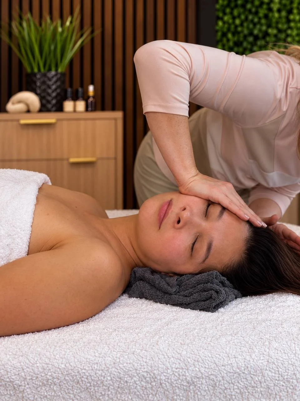 Japanese Korugi face massage in Westwood, Los Angeles with sculpting work on the face, neck and décolleté