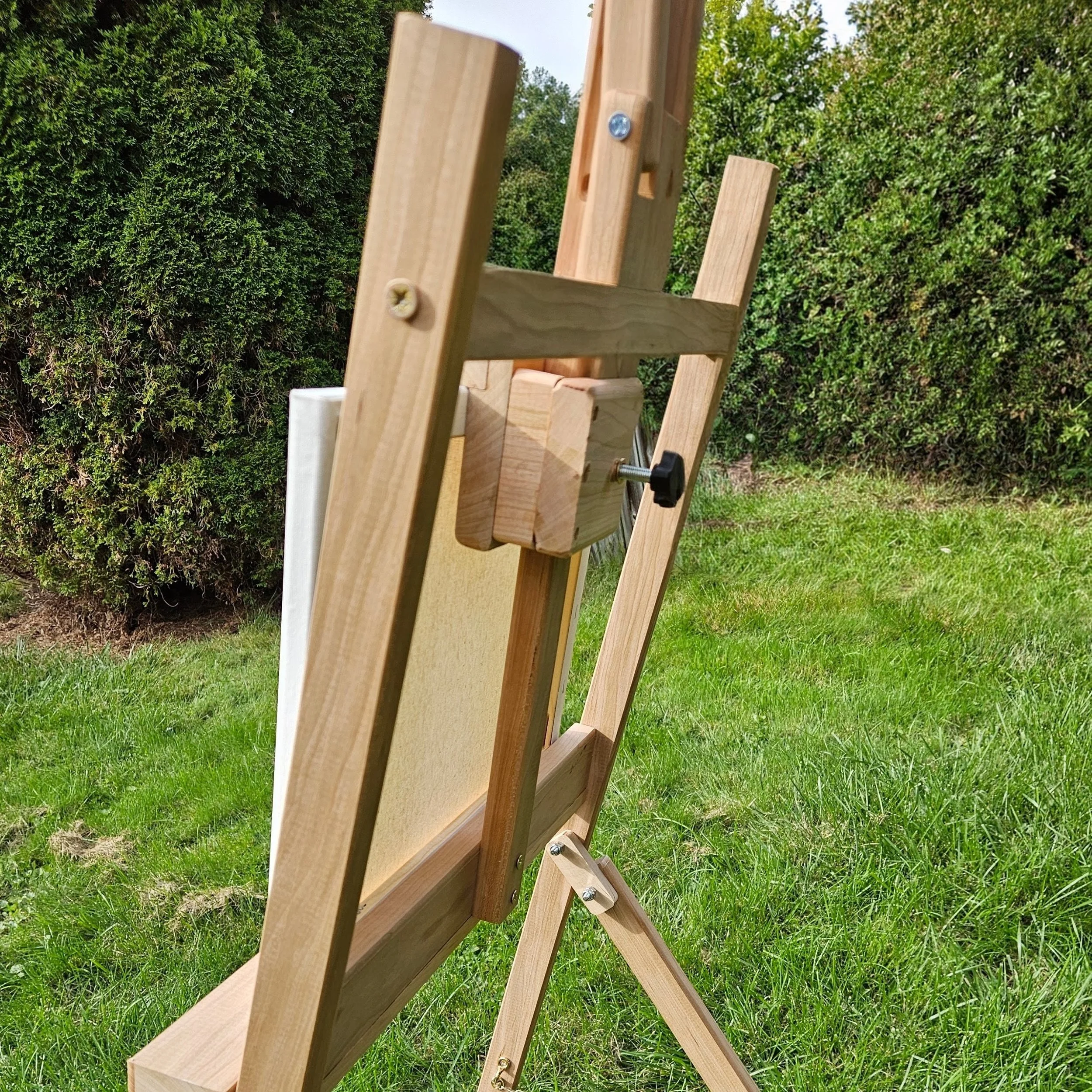 Cherry Easel Clamping Feature.jpg