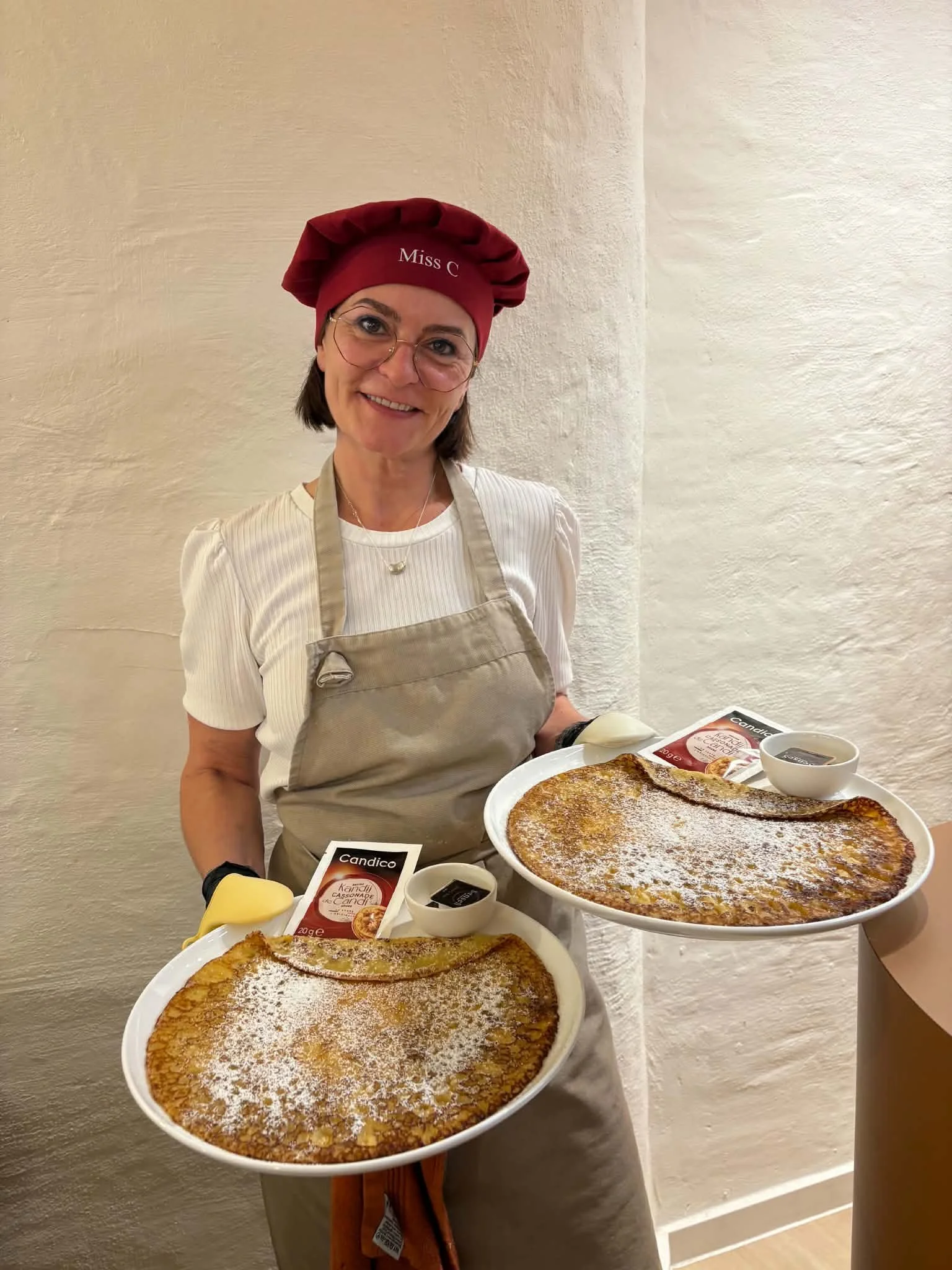 Céline van Lizzies pancakes bereid een pannenkoek