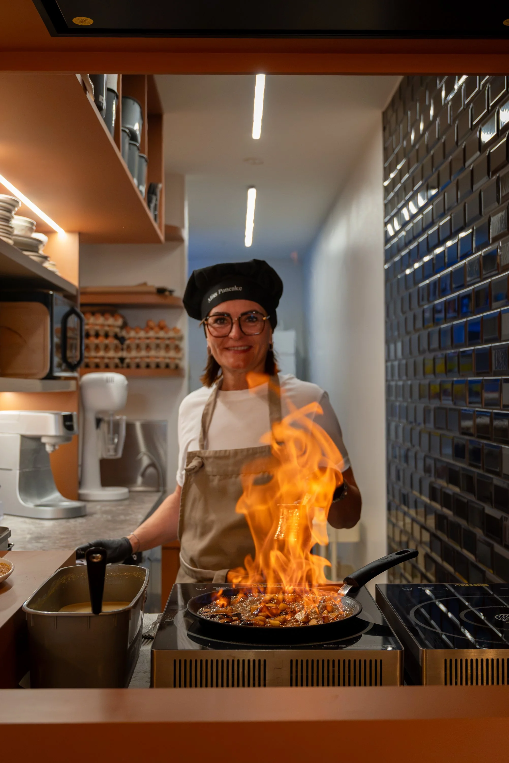 Céline van Lizzies pancakes bereid een pannenkoek