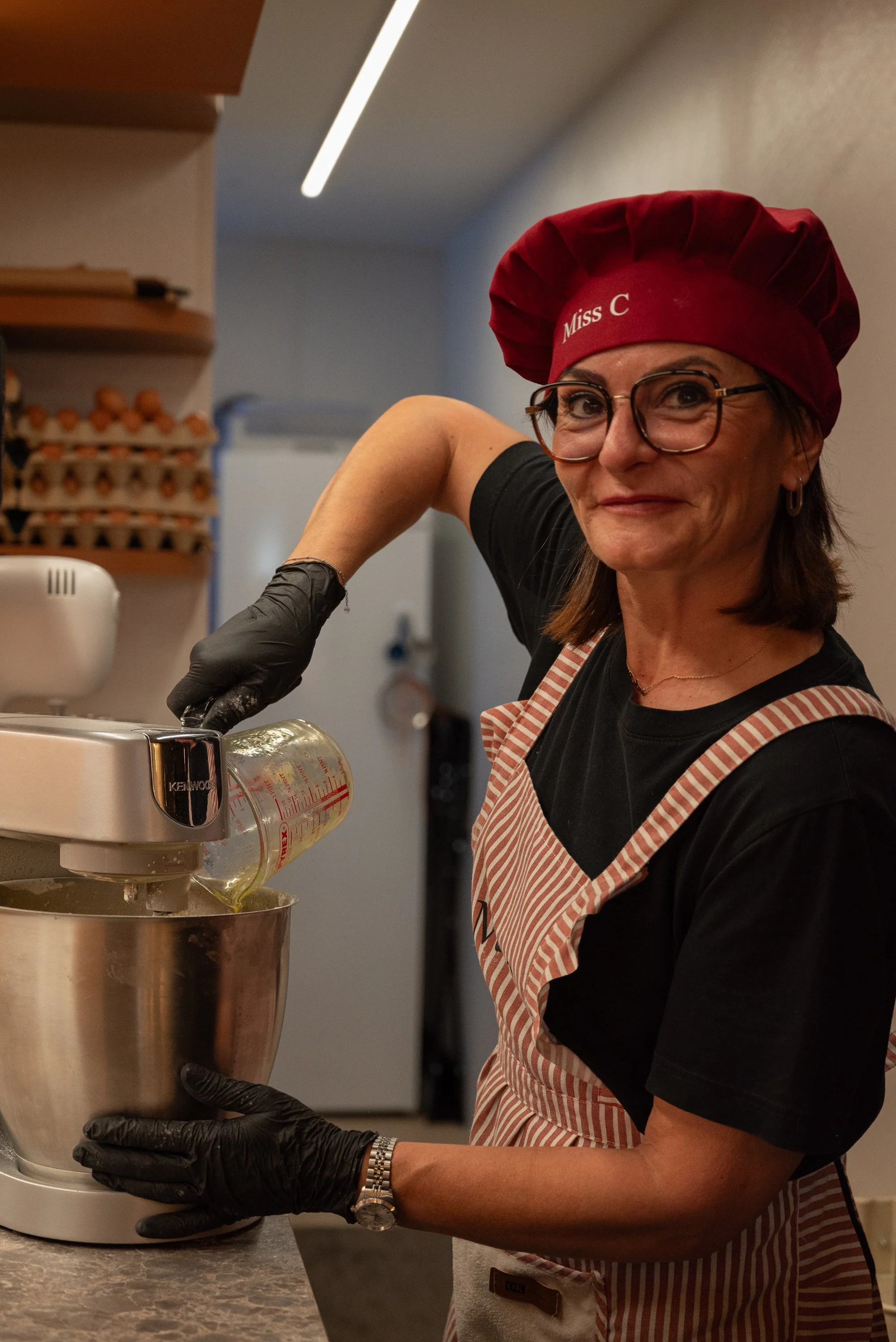 Céline van Lizzies pancakes bereid een pannenkoek