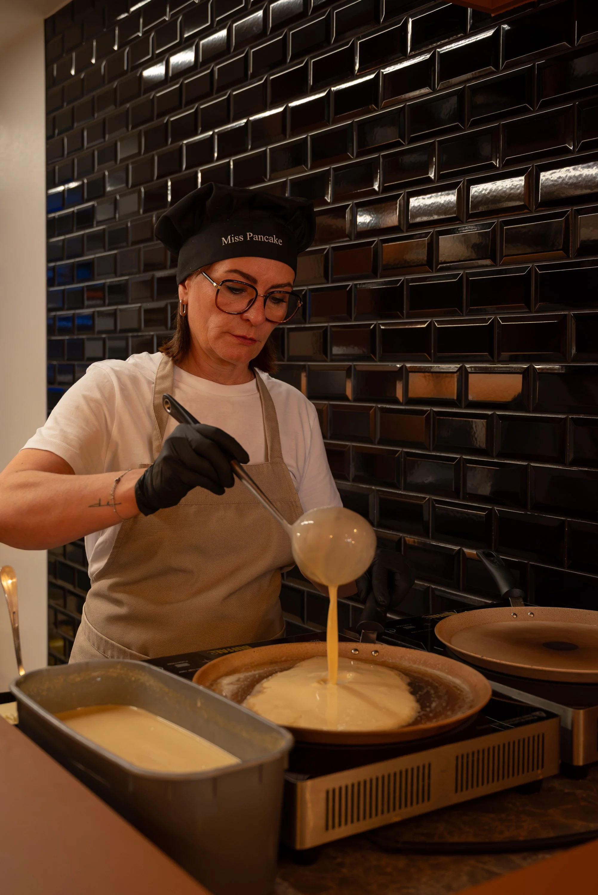 Céline van Lizzies pancakes bereid een pannenkoek