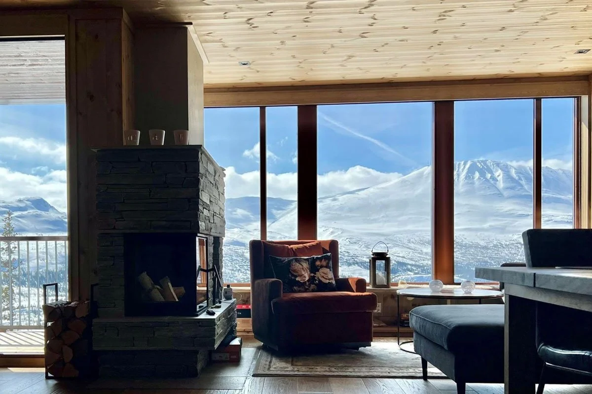 Destinationsutveckling på Gausta, nytt hotelrum med vedspis och utsikt över Gausta