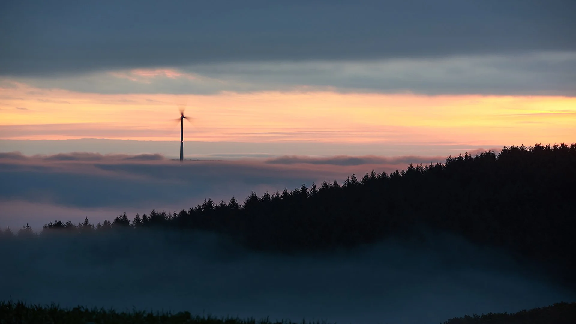 Smålandsvind, vinkraftverk i solnedgång som prducerar grön el