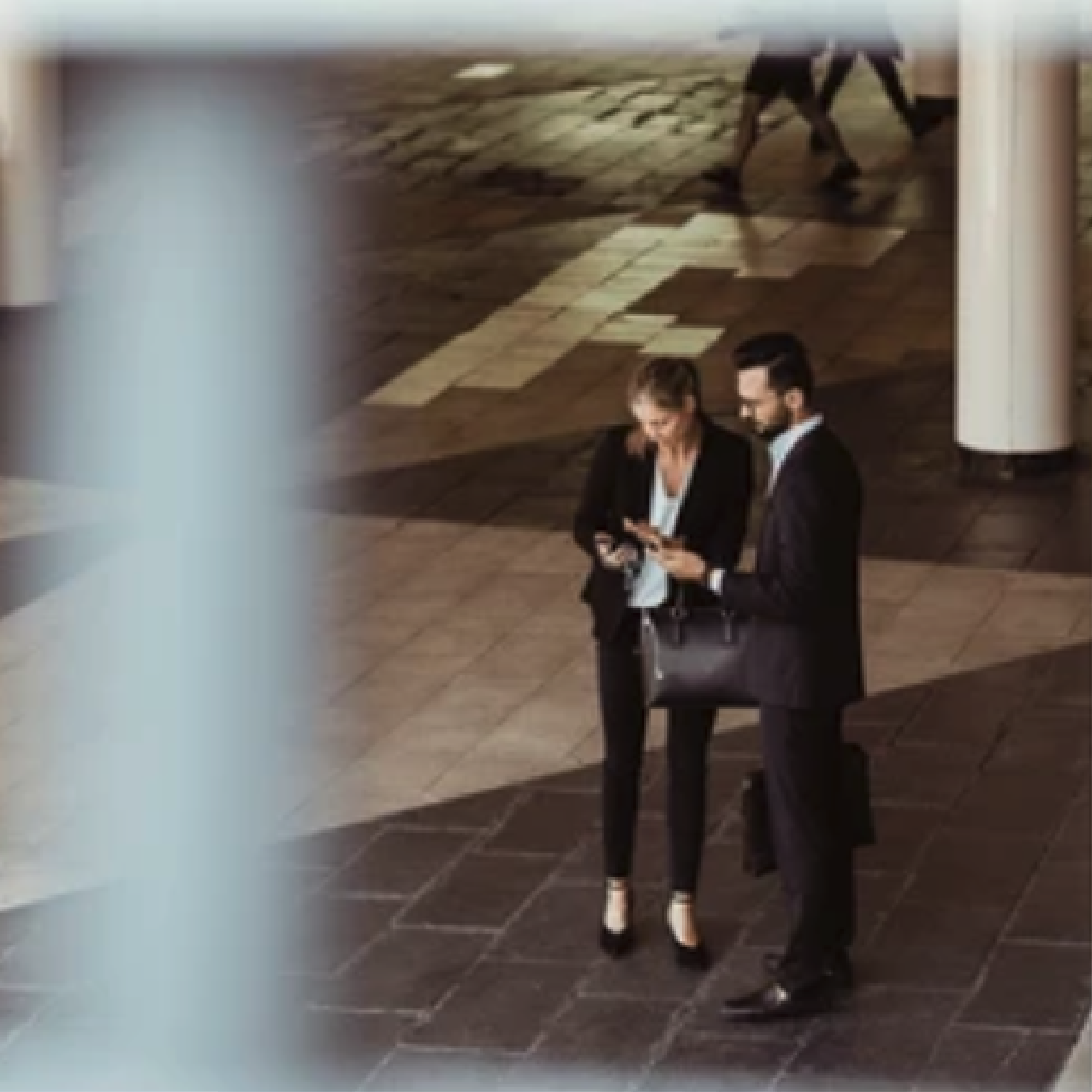 Vätterleden ventures 2 personer tittar på mobilen