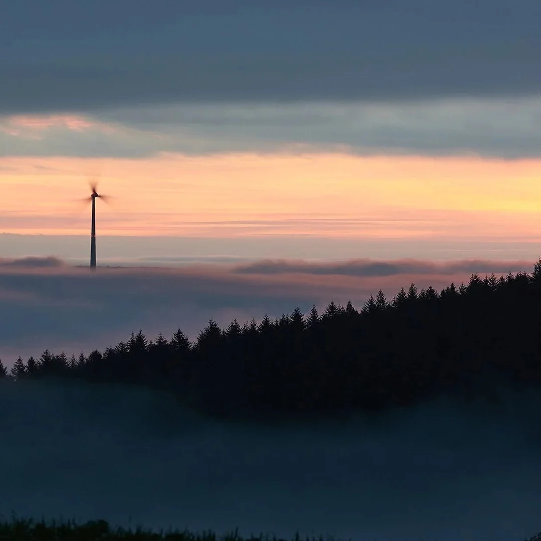 VIndkraftverk i solnedgången tillhörande Smålandsvind, Vätterleden