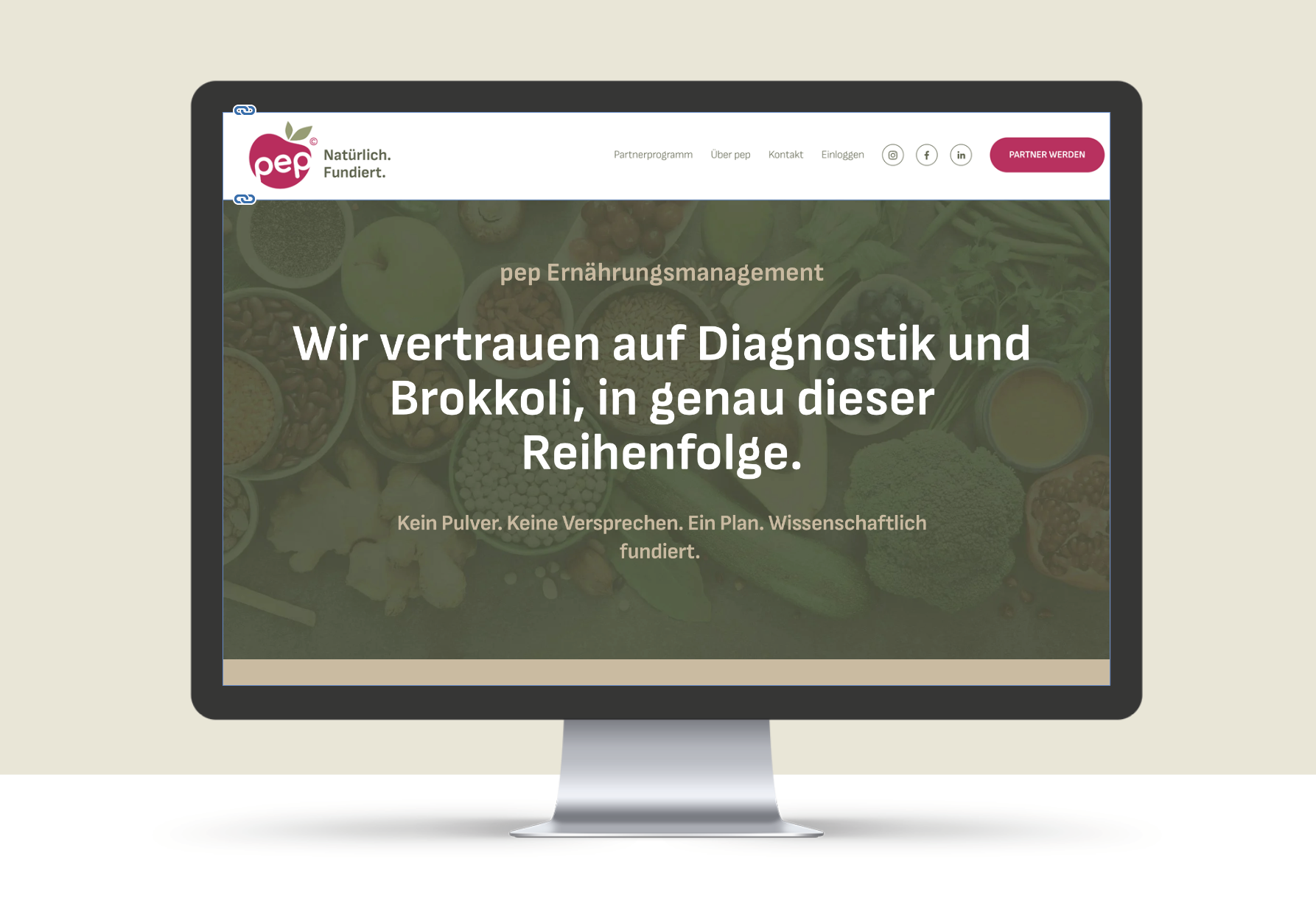 Screenshot einer Webseite namens 'pep Ernährungsmanagement' mit dem Slogan 'Wir vertrauen auf Diagnostik und Brokkoli, in genau dieser Reihenfolge.' Es zeigt bunte Lebensmittel und Kräuter im Hintergrund.