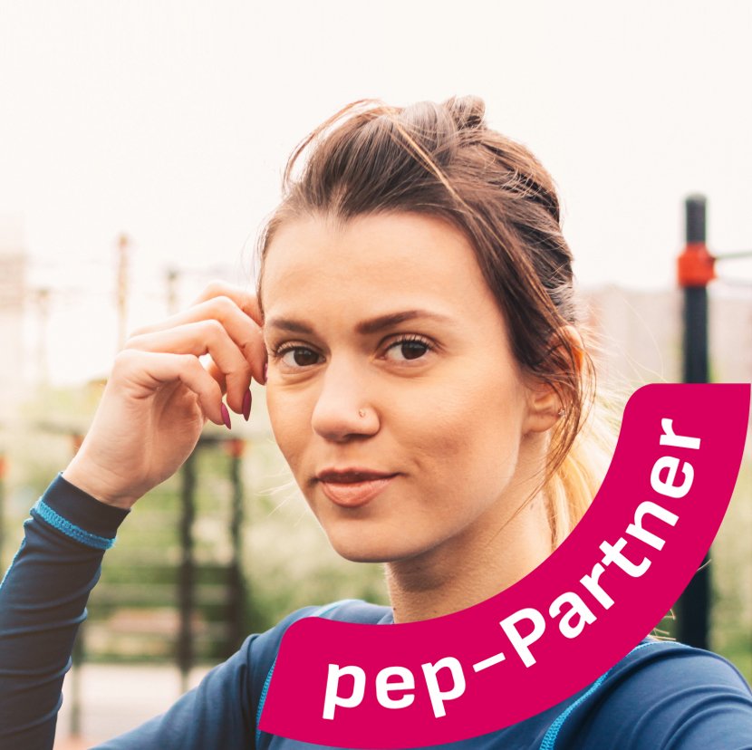 Portrait einer jungen Frau im Sportoutfit vor einem Park im Freien, mit Text 'pep-Partner' auf einem pinken Banner