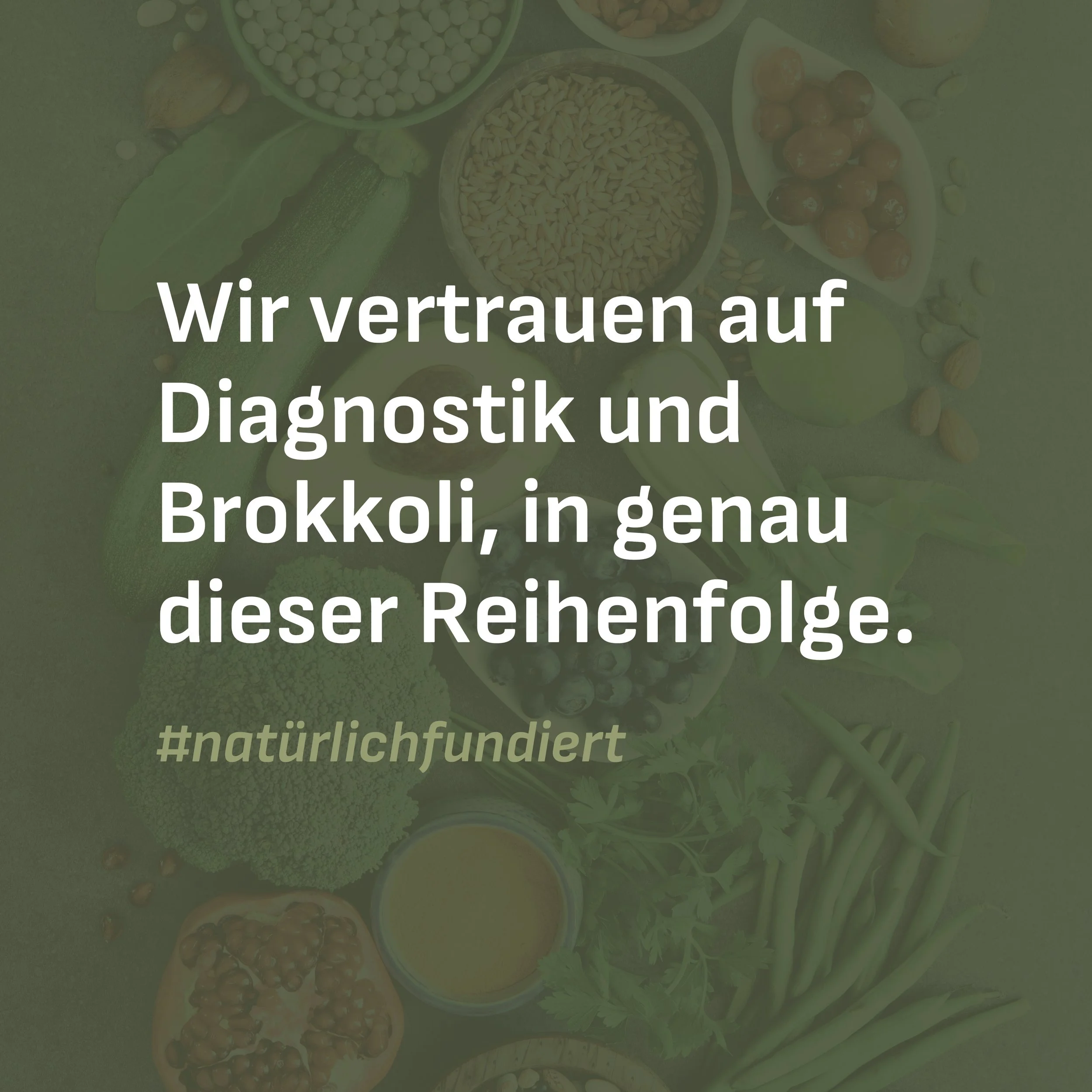 Verschiedene Gemüse und Gewürze auf einem Markt, darunter eine Zucchini, Kirschtomaten, Bohnen, Sonnenblumenkerne, alles auf Tellern und in Schalen