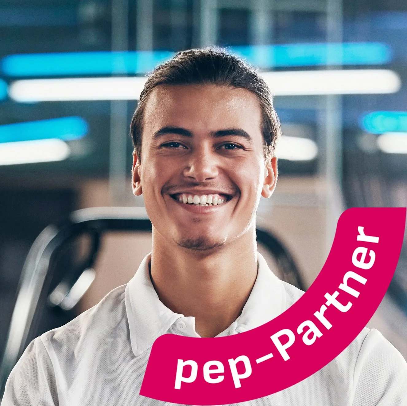 Lächelnder junger Mann in einem weißen Hemd vor einem modernen Hintergrund mit blauen Lichtern, mit einem pinken Banner mit weißem Text 'pep-partner'