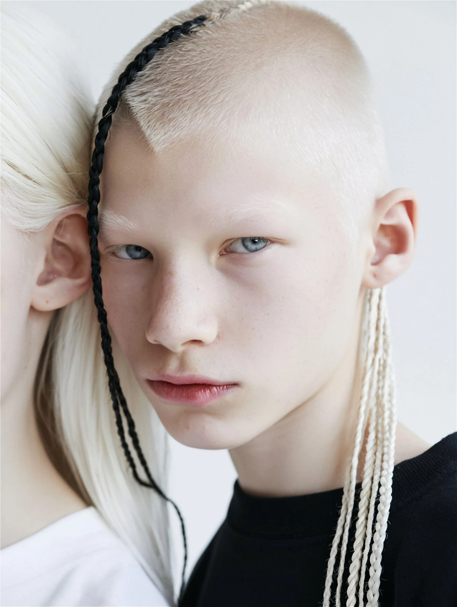 midivertounmondo-kidswear-braids-studio-portrait-ai.jpg