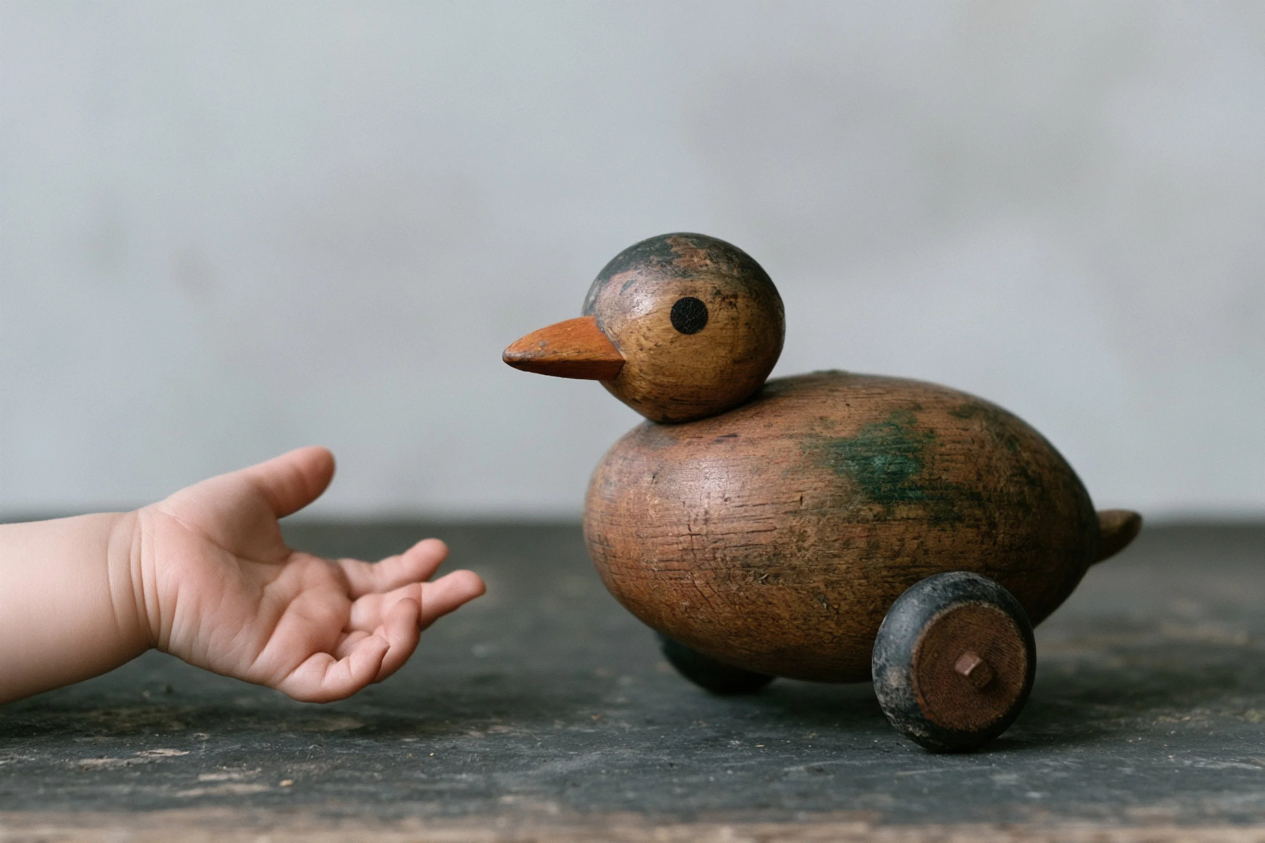 midivertounmondo-design-03-wooden-duck-toy-child-hand.jpg