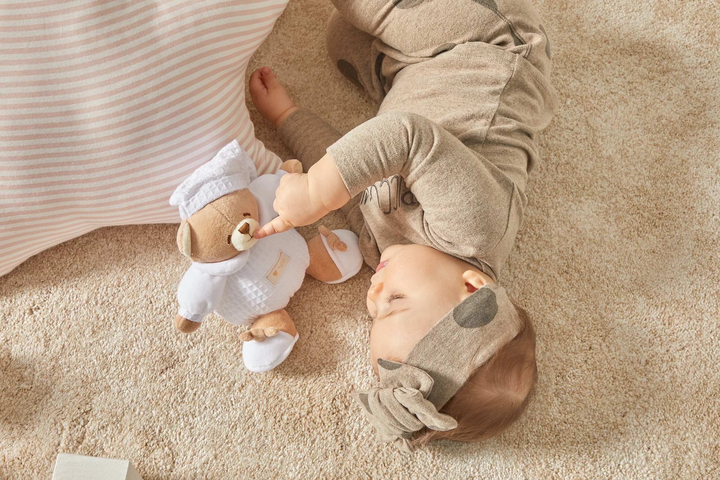 Nanán — newborn with teddy bear