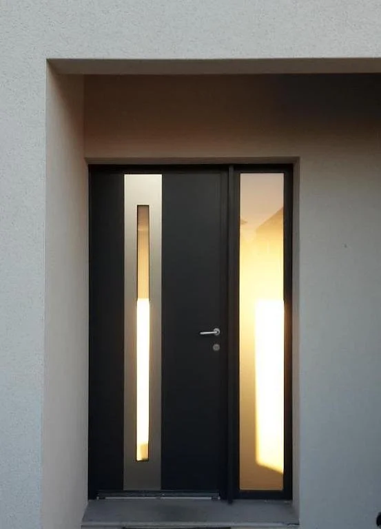 Porte d'entrée moderne en noir avec une fenêtre latérale en verre.