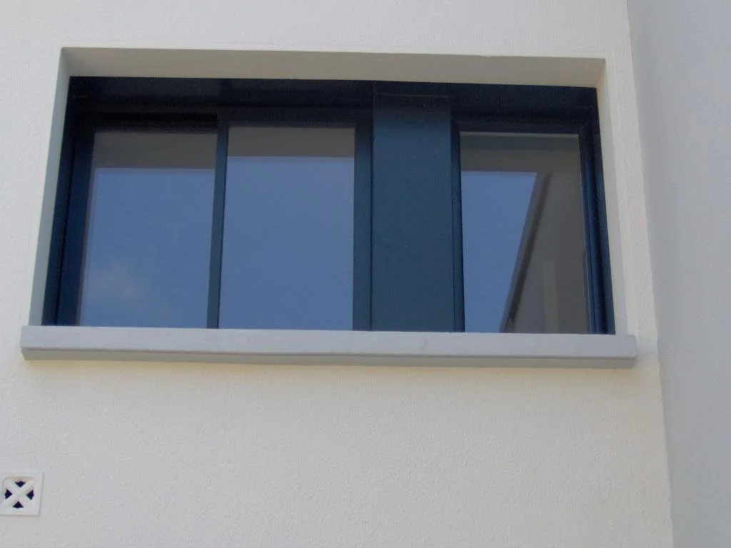 Fenêtre à carreaux sur un mur blanc