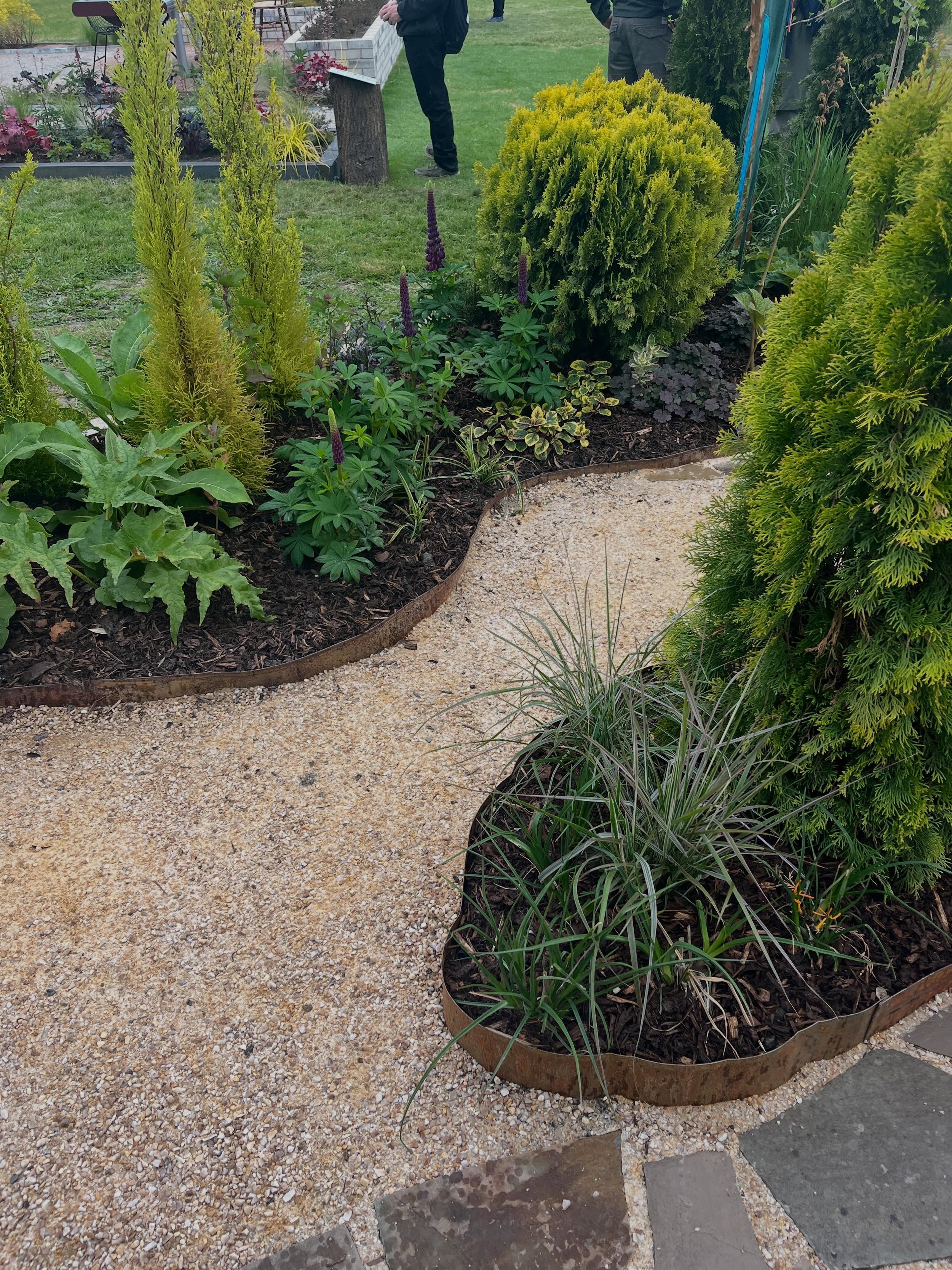 Absolutely loved this wee garden by @flow.garden.design at @sconepalacegardenfair yesterday - designed around the theme of community. The textures, materials and colours were so enjoyable to walk through and observe💚

#gardendesign #scottishgardens 