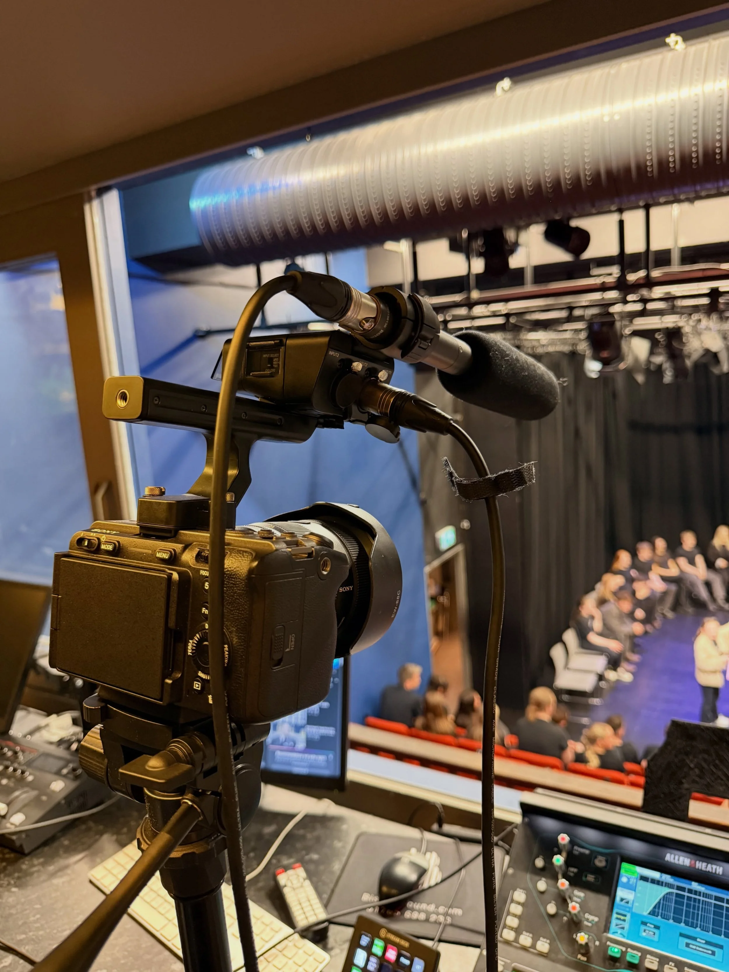 Had the privilege of filming the Shelley Lowry School Actors&rsquo; Showcase @themacbelfast! 🎭🎬 Incredibly talented actors on that stage, and such a pleasure to capture their work.

#ActorsShowcase #MACBelfast #TheatreFilming #FreelanceVideographer