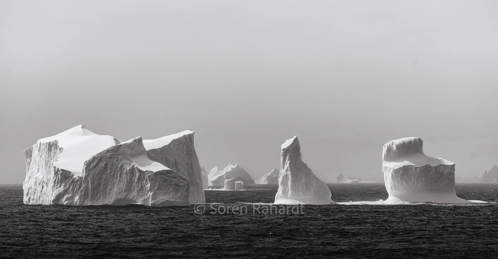 soeren-2023-landscape-antarctica-iceberg-black-white.jpg