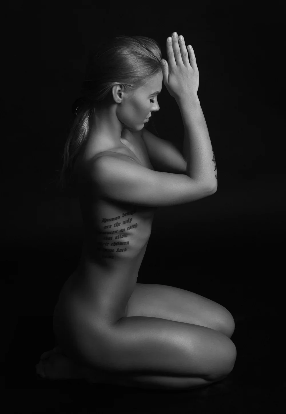 Laura+nude+05+bw.jpg.webp