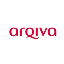 Logo med teksten 'arqiva' i rød farge på hvit bakgrunn.
