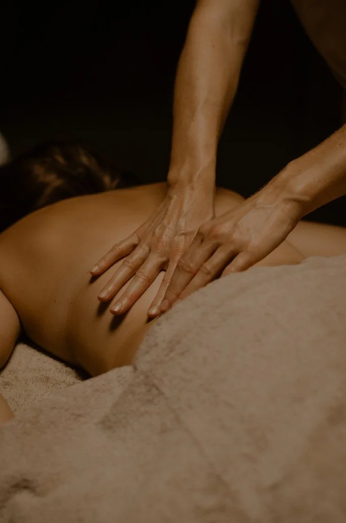 SENSATION DE PLÉNITUDE : massage du corps à l'huile chaude