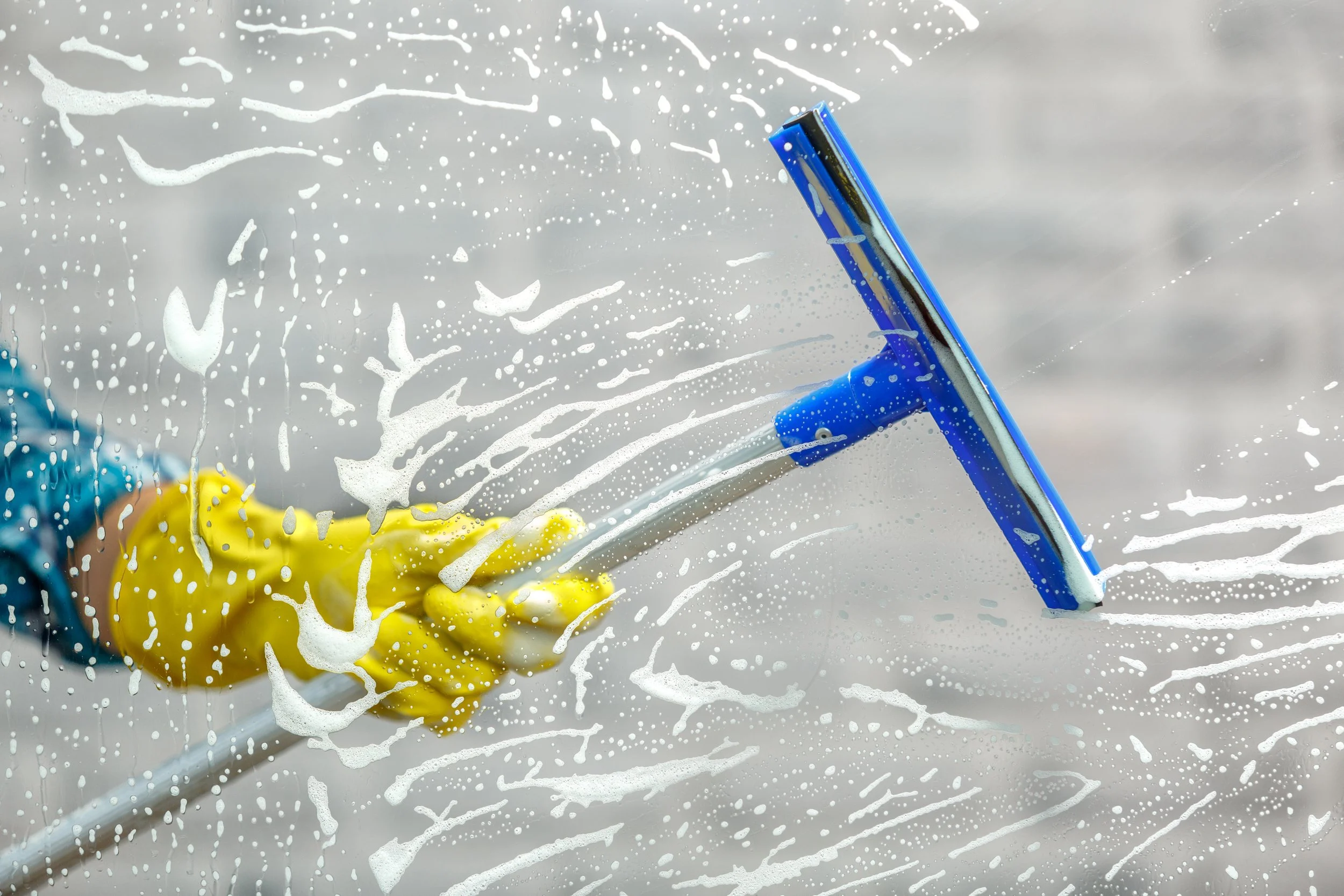 Fenster mit Seifen- und Wasserflecken, Scheibenwischer mit Wasser und Seife