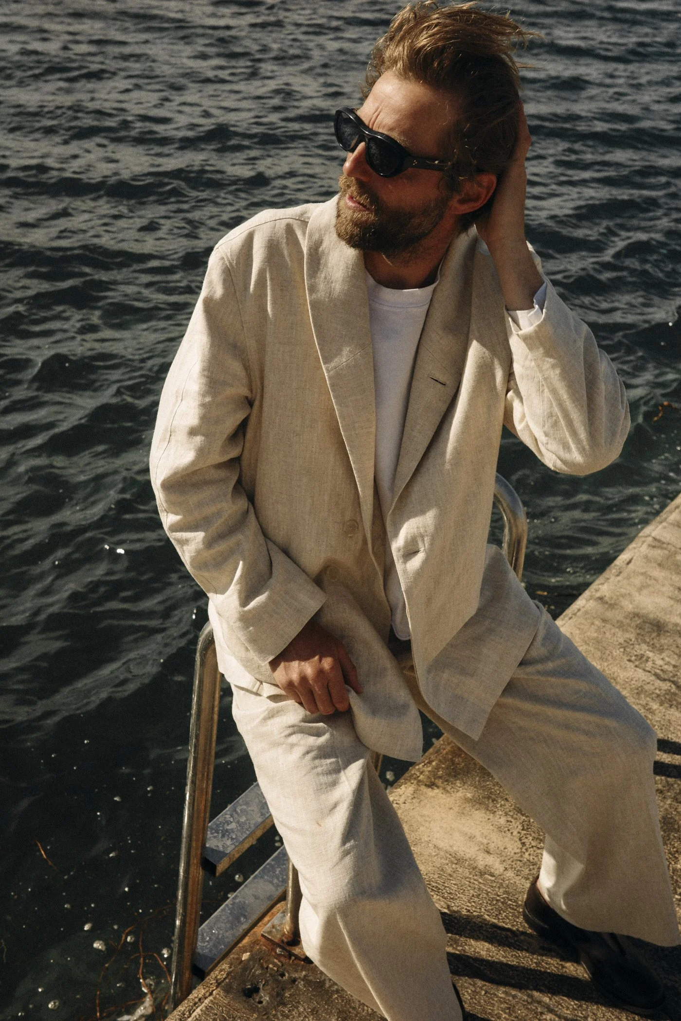 Full look JANYAN : Grand Revers Suit in un-dyed French linen / Combed cotton tee, Goodyear-welted mary-jane shoes, Driver-frame eyewear in tortoise acetate.
