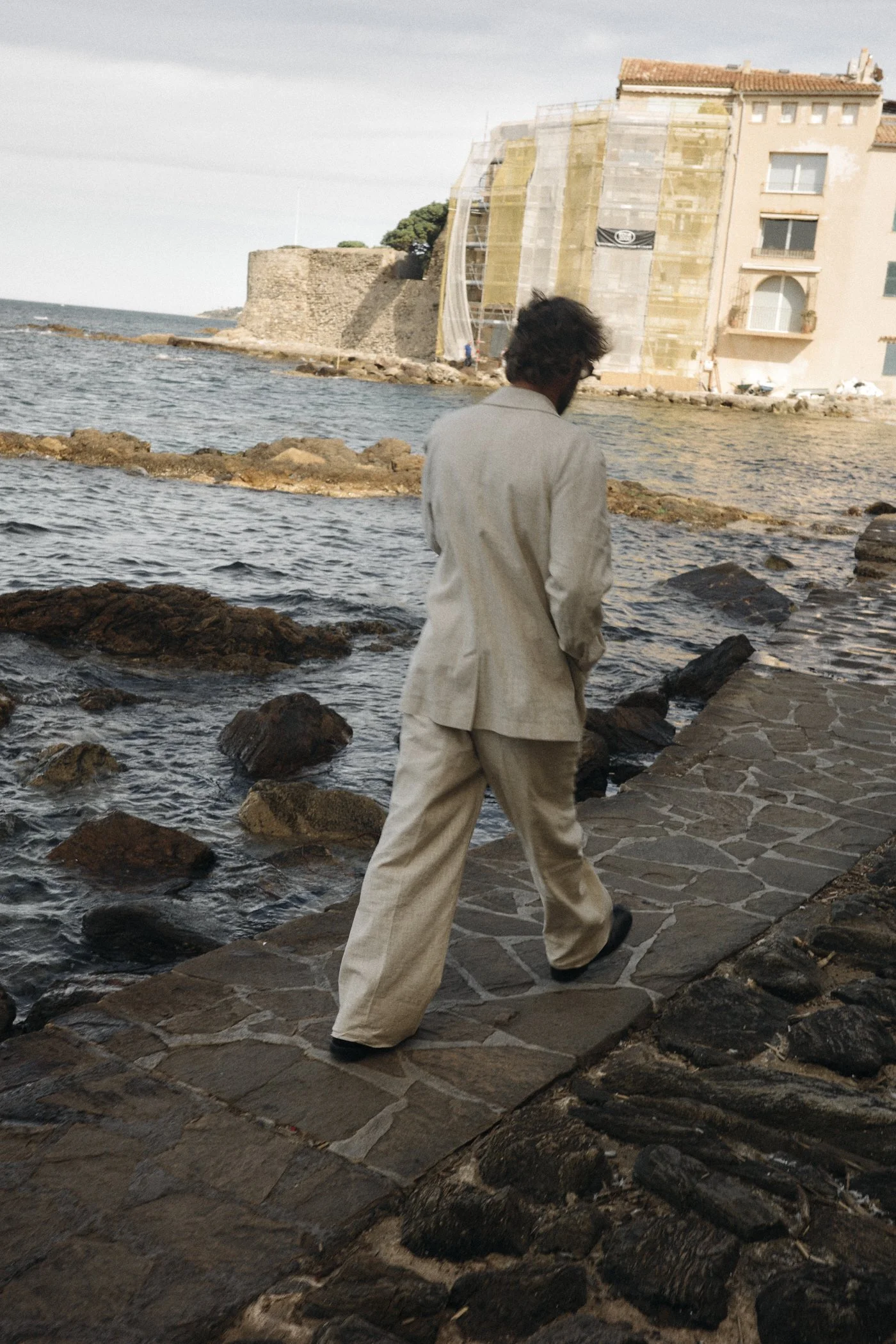 Full look JANYAN : Grand Revers Suit in un-dyed French linen / Combed cotton tee, Goodyear-welted mary-jane shoes