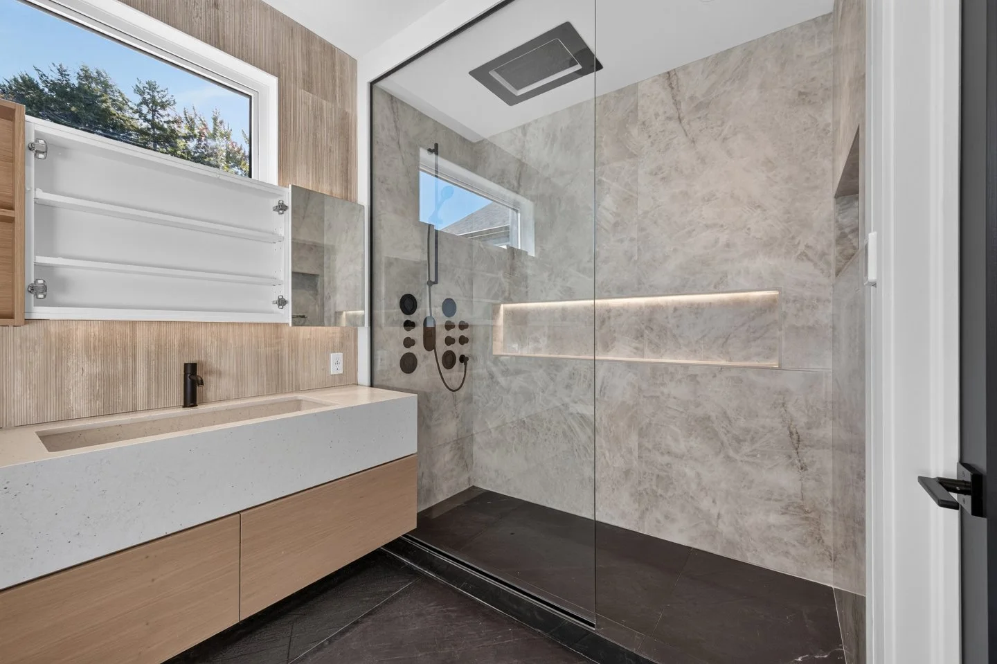 Une magnifique salle de bain que nous avons eu le plaisir de r&eacute;aliser. Un espace lumineux et actuel, o&ugrave; les diff&eacute;rentes textures et les contrastes viennent donner beaucoup de caract&egrave;re &agrave; l&rsquo;ensemble.
📍 Sherbro