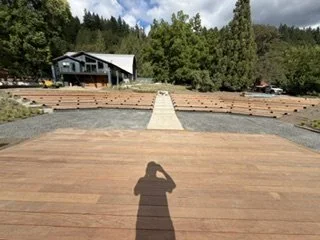 This project brings together a broad wood platform, multiple bench rows and a connecting walkway. The overall layout creates a dedicated outdoor space for gatherings and presentations.