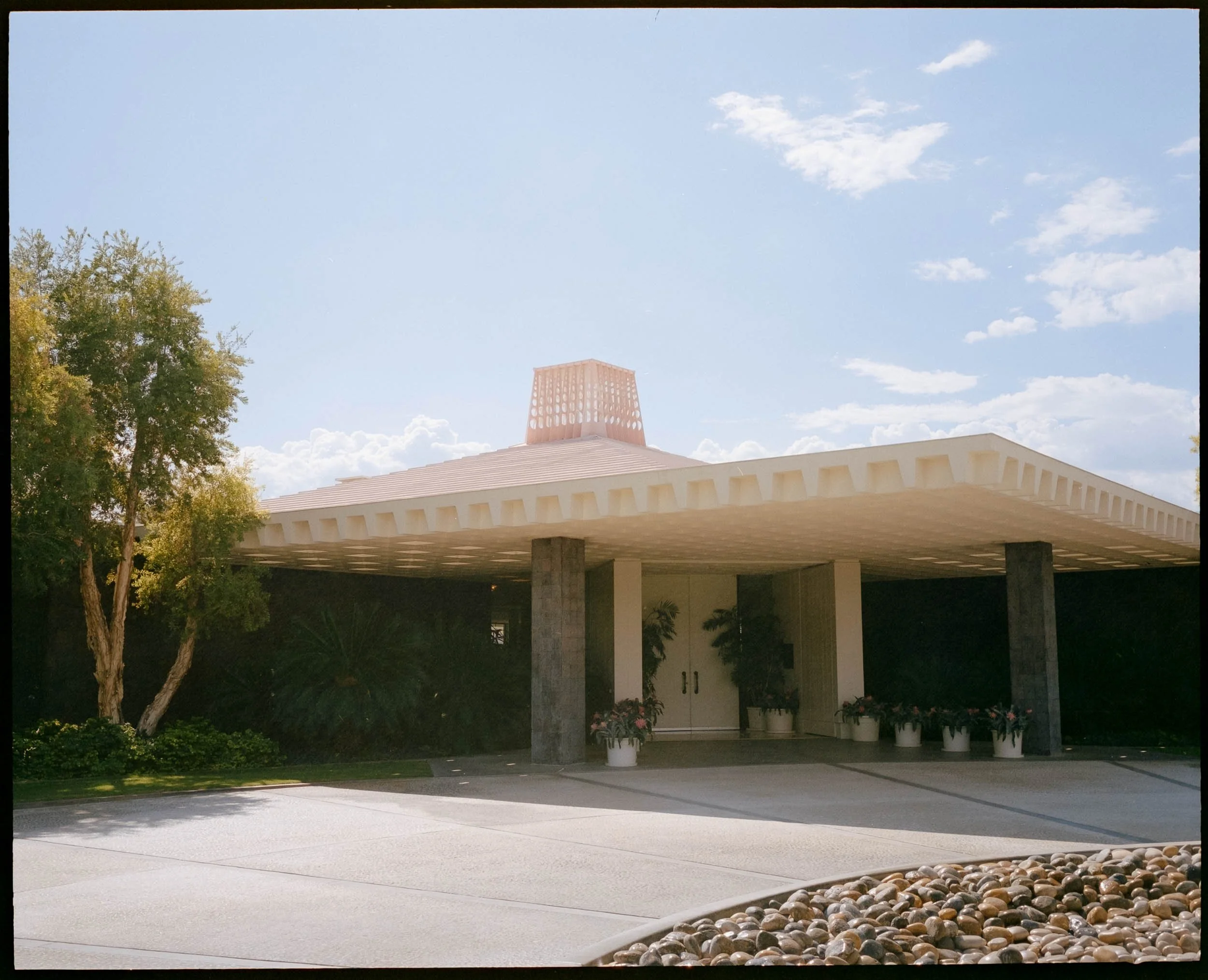 medium format-film-photography-buildings-palmsprings-1.jpg