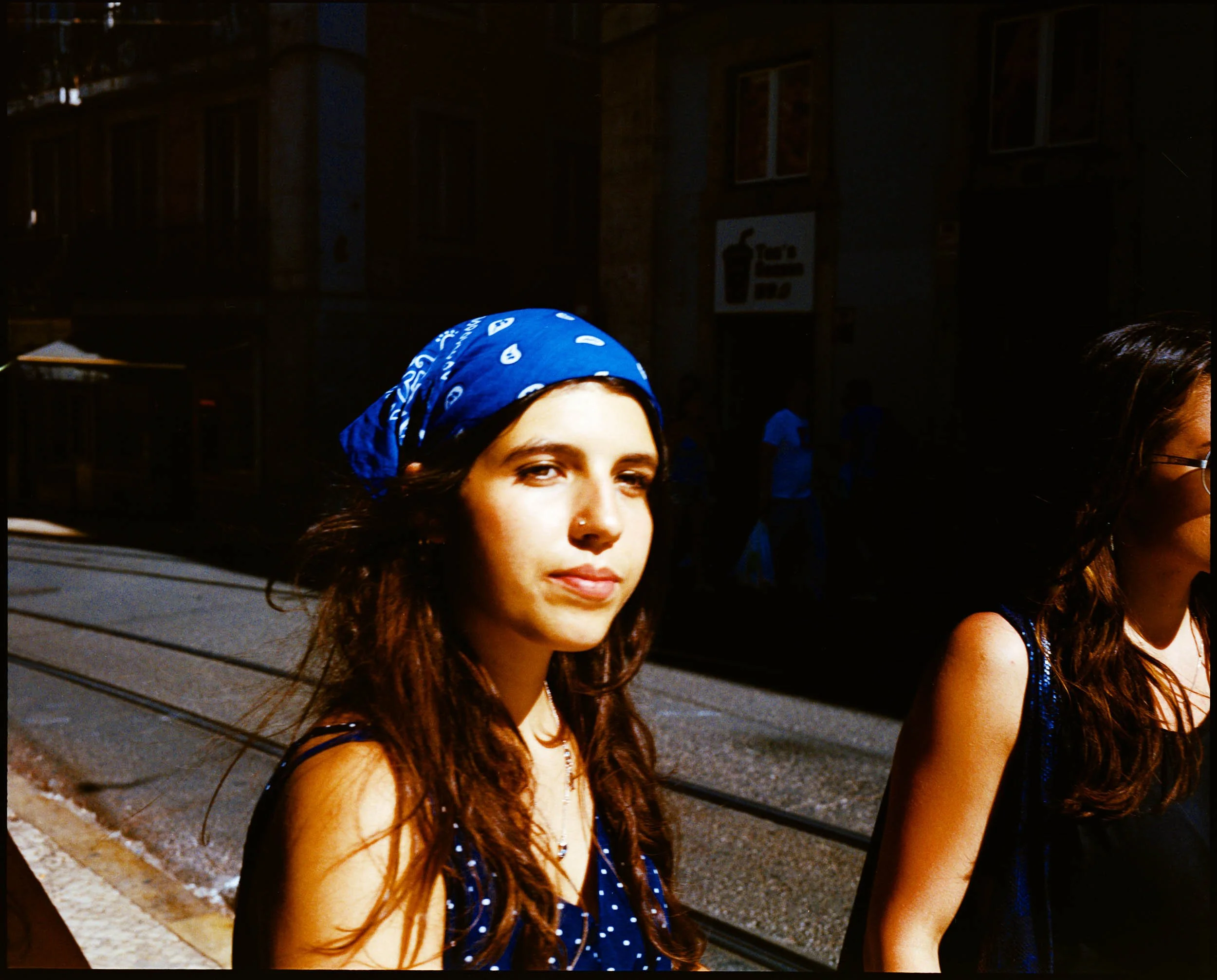medium format-film-photography-madigrass-street-portugal-people-1.jpg