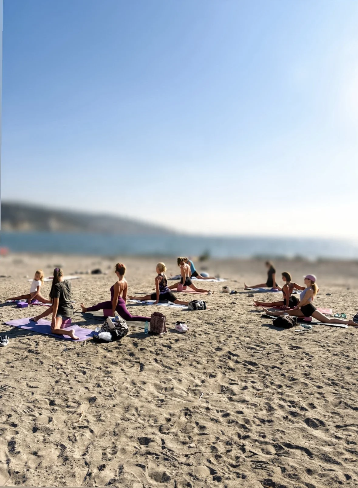 lezioni di gruppo di flessibilità yoga e pilates sulla sabbia , con elementi di contorsione per chi riesce . dal livello base ad avanzato