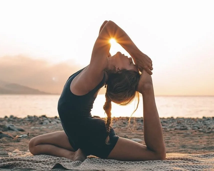focus sul corpo e sulla mente , usando le tecniche di yoga meditative e del respiro , si riesce a scendere più a fondo nelle posizioni