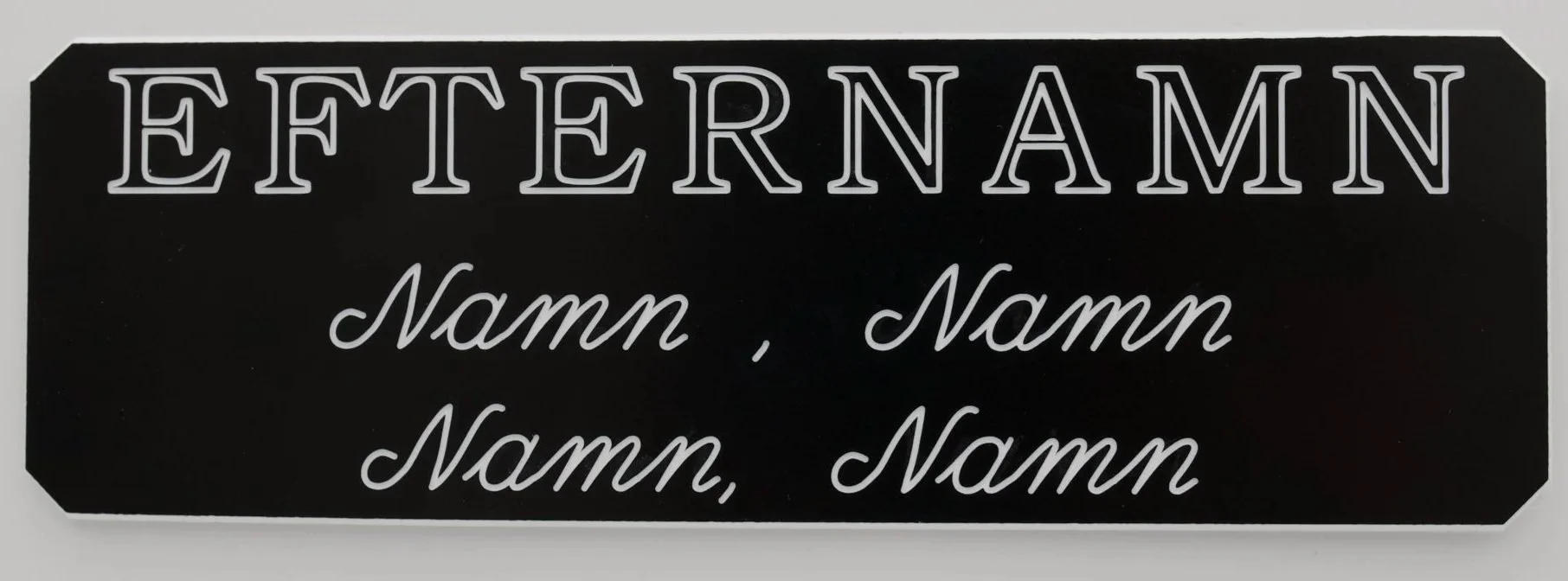 Skylt till postlåda/dörr i plast

15x5cm. Typsnitt enligt era önskemål, även en adressrad ryms med.

17,50€