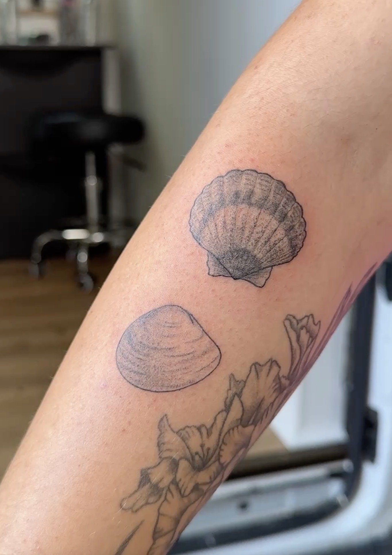 Tattoo von Muscheln und Seetieren auf einem Arm