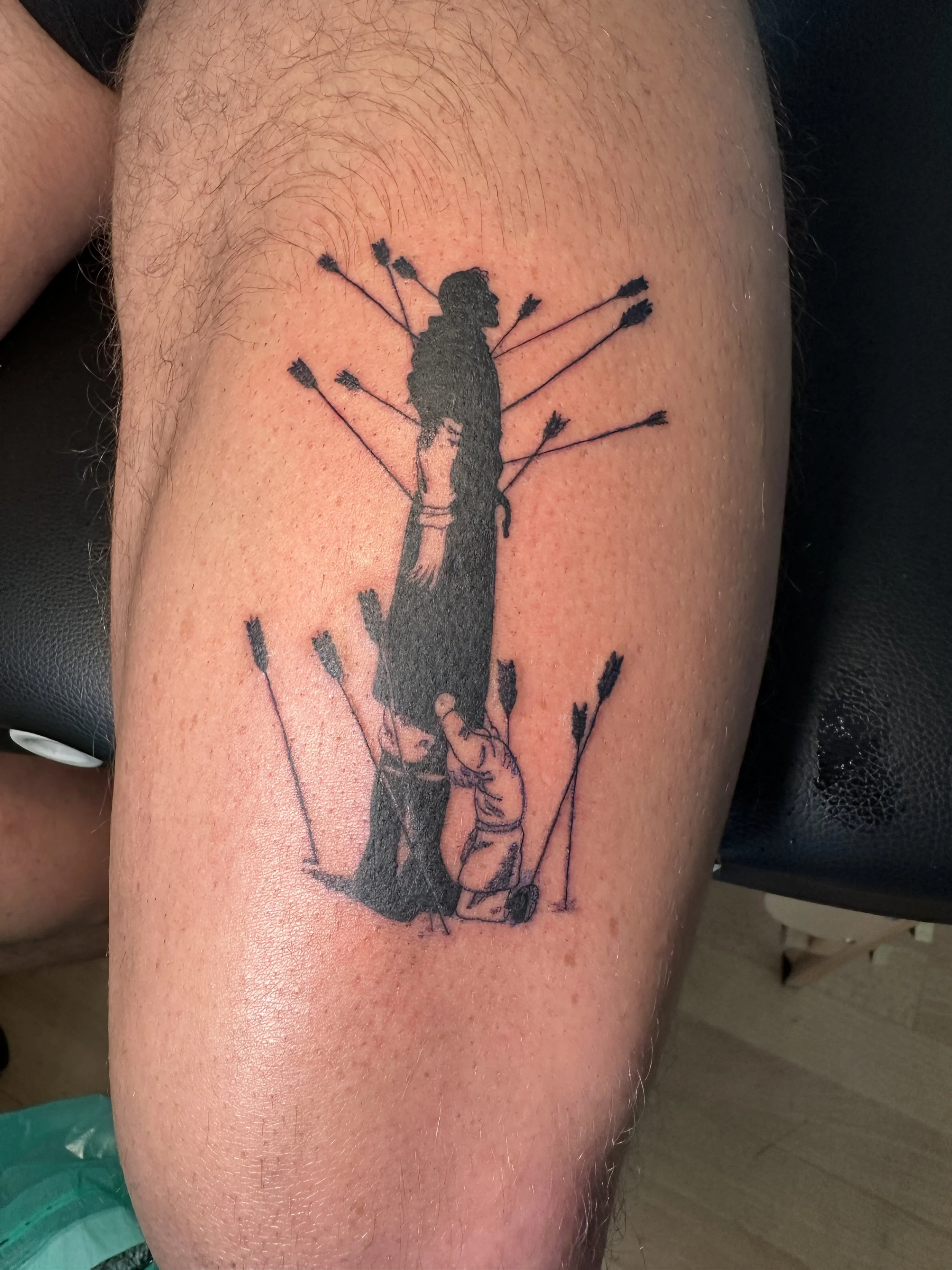 Tattoo eines Mannes mit Pfeilen durchbohrt