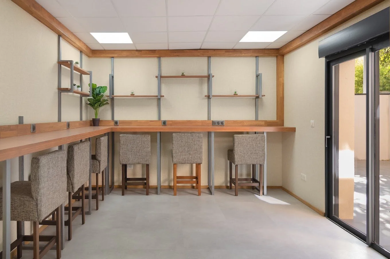 Aménagement d’un espace de coworking avec comptoir en bois, rangements sur mesure et postes de travail.