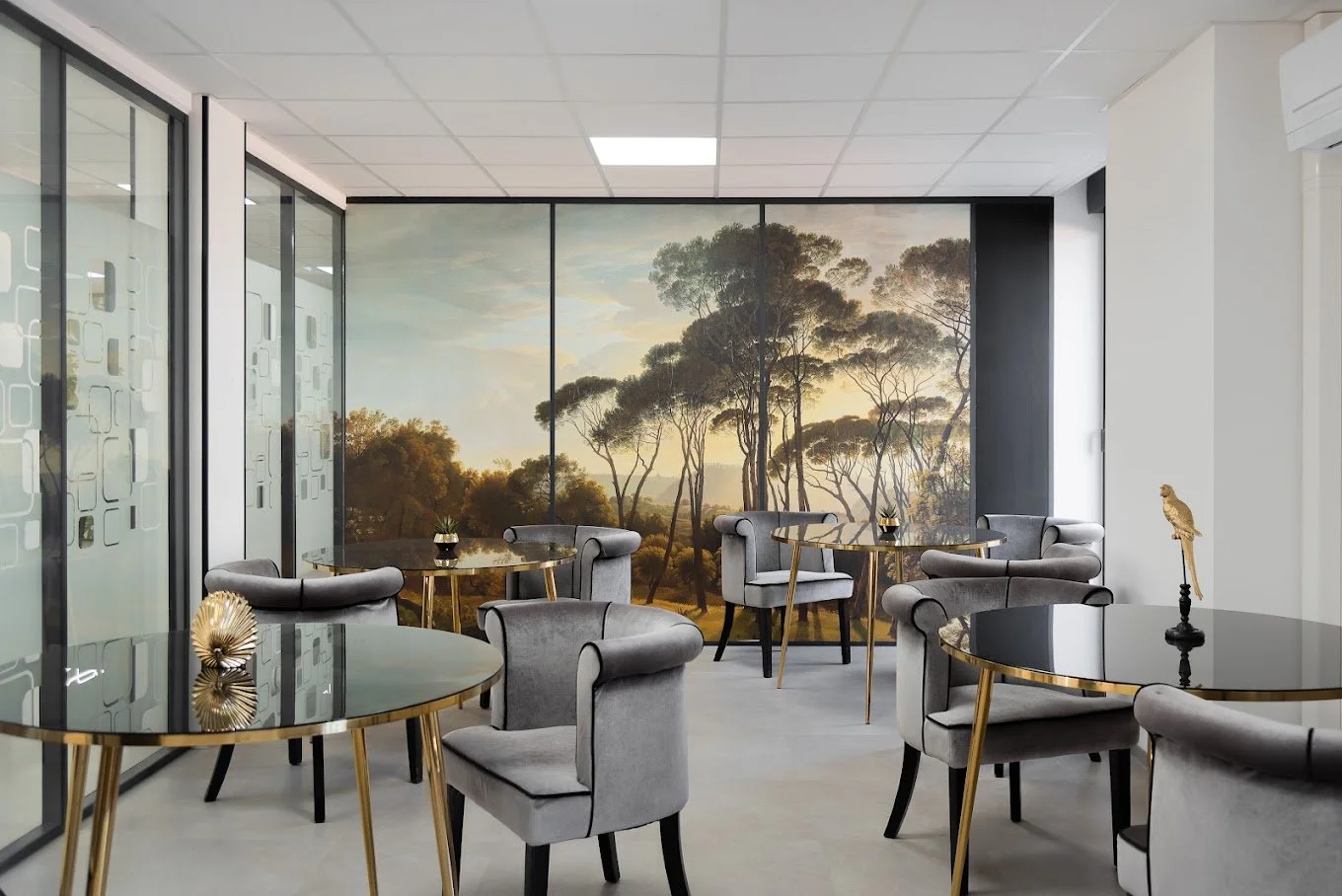 Aménagement d’un espace professionnel avec mobilier contemporain et grande fresque murale.