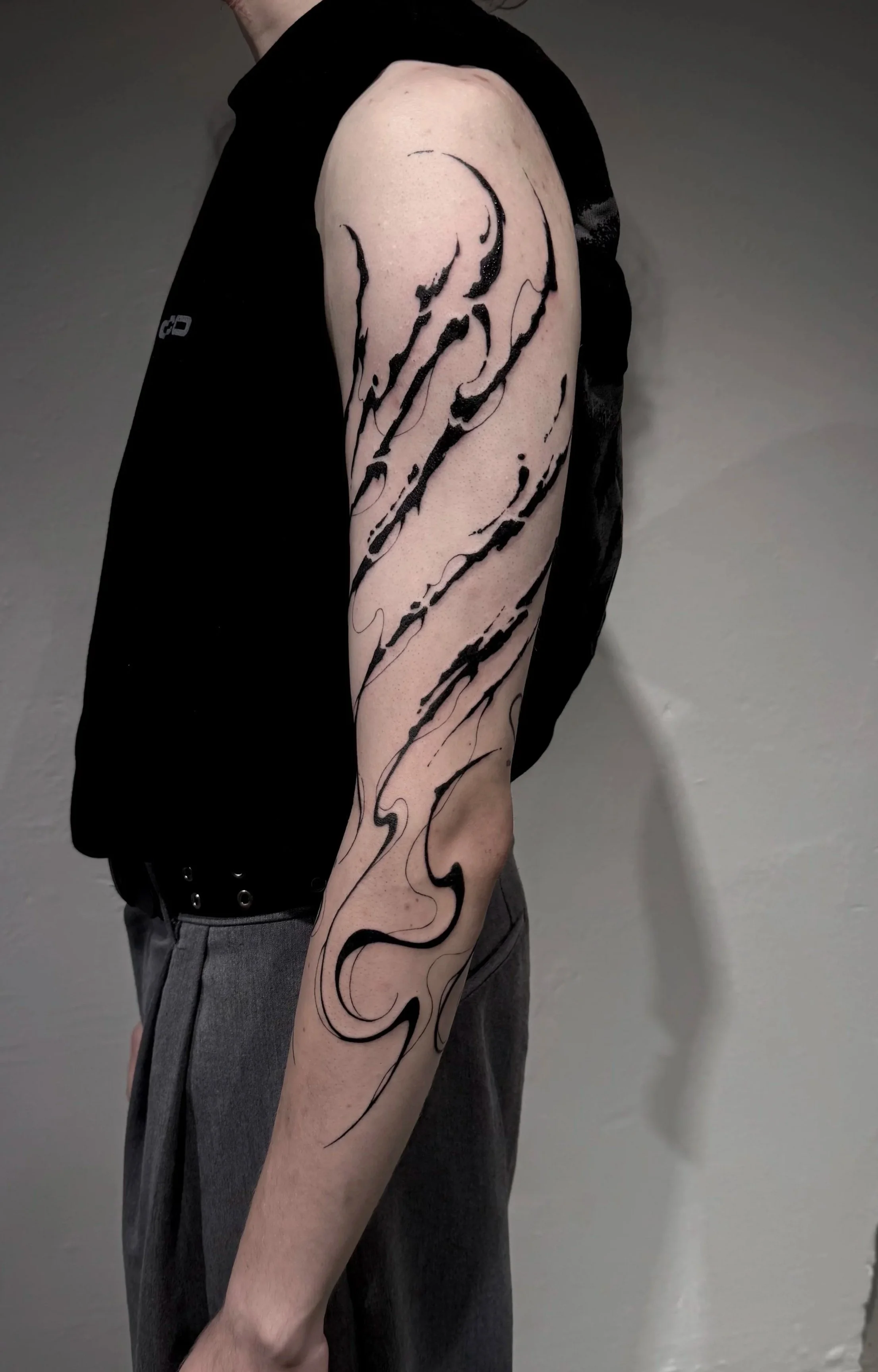 Abstraktes fließendes Oberarm Tattoo