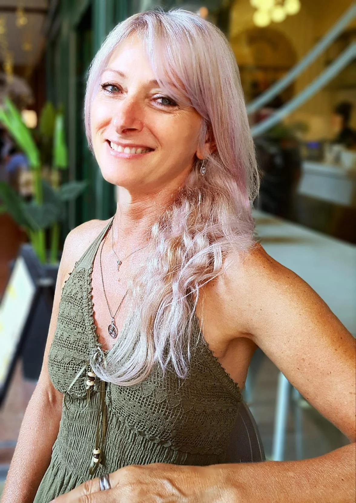 Francesca scaglia, di Stella Gialla, Parent coach e Life coach. Aiuta i genitori in difficoltà e le persone che vogliono migliorare la propria vita una donna sorridente con capelli biondo miele e lunghi