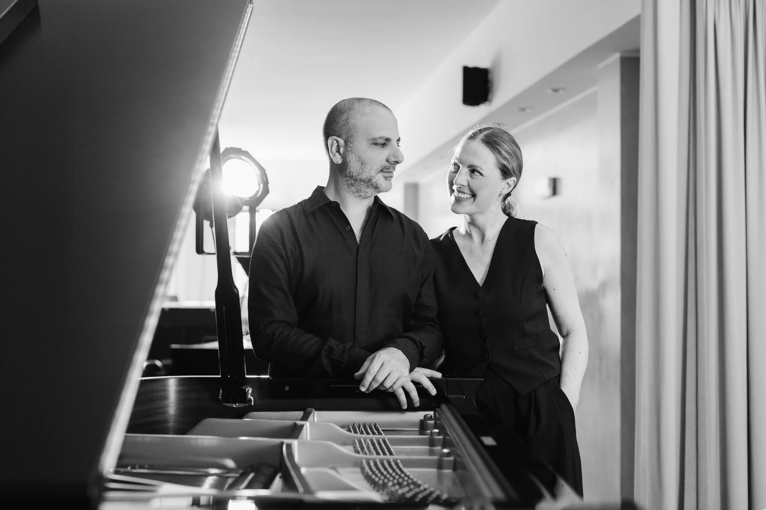     Sara Costa and Fabiano Casanova performing together on a theatre stage.