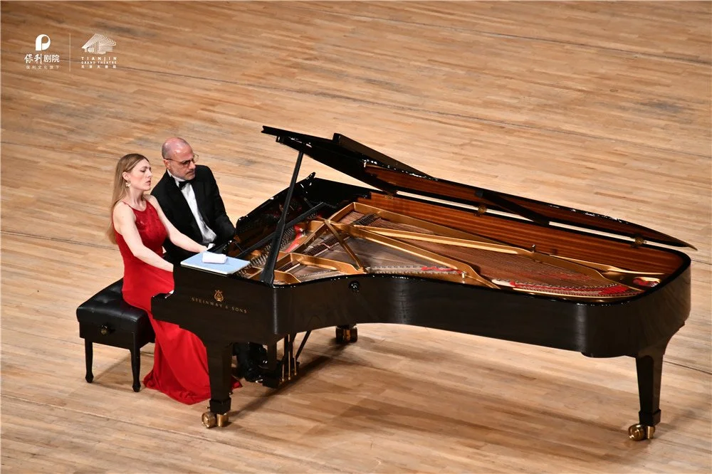 Sara Costa and Fabiano Casanova performing together in concert at the piano.