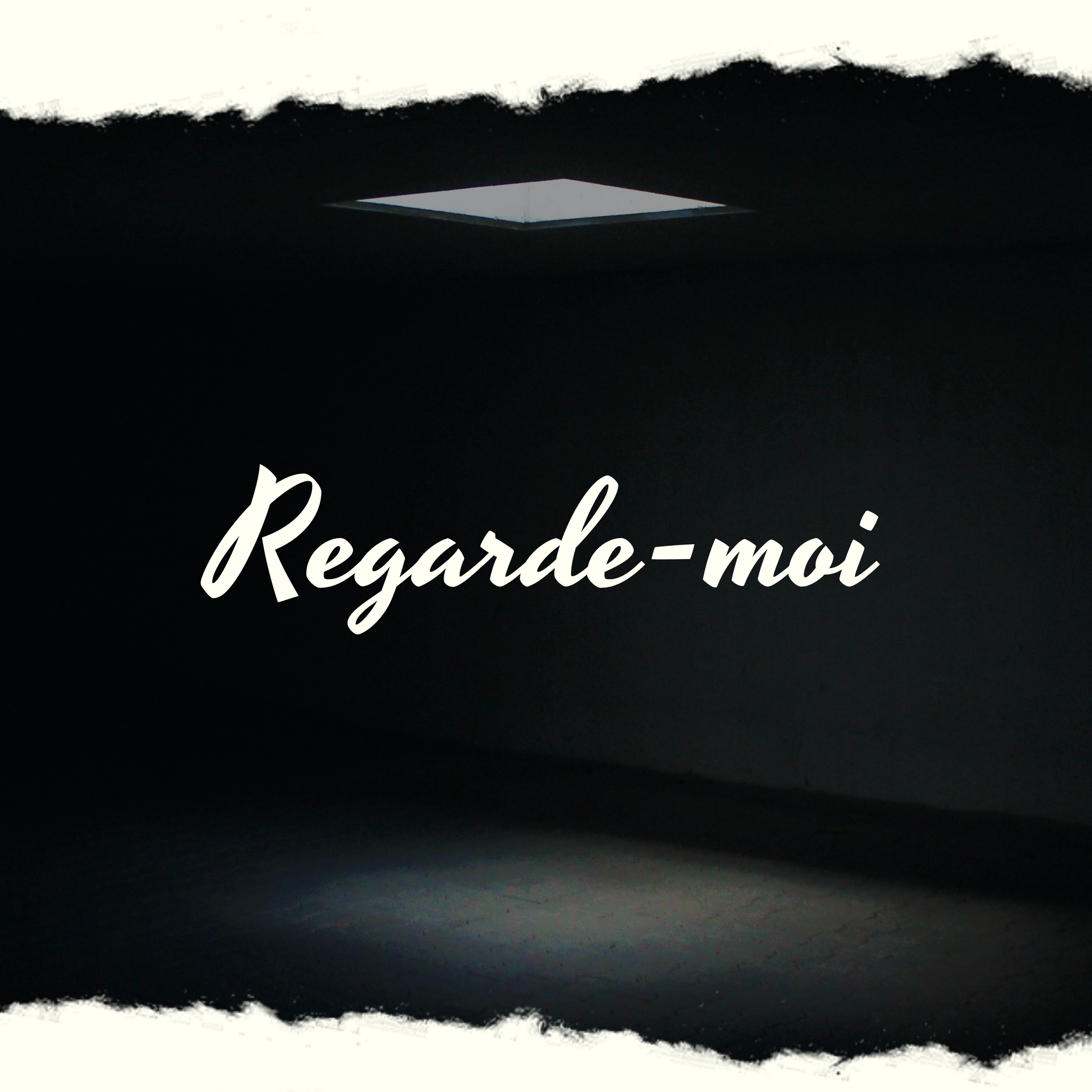 Fond noir avec un carré blanc lumineux au centre, entouré de texte partiel "Regarde-moi" en blanc cursif.